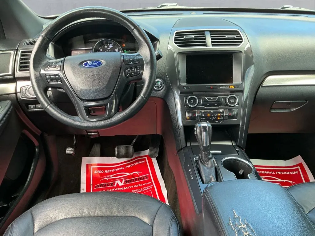 Ford Explorer photo 16