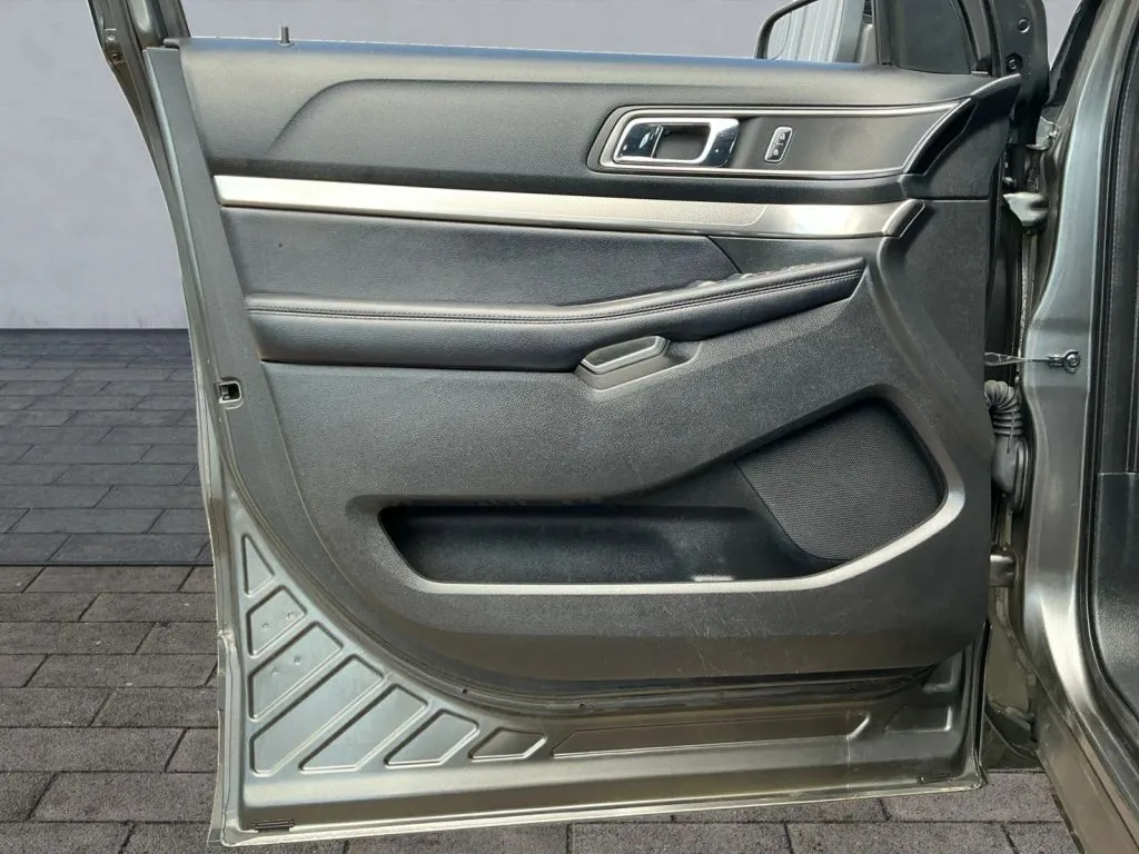 Ford Explorer photo 10
