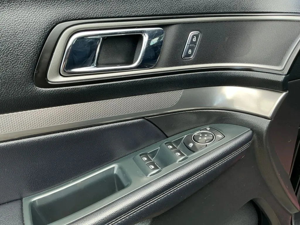 Ford Explorer photo 11