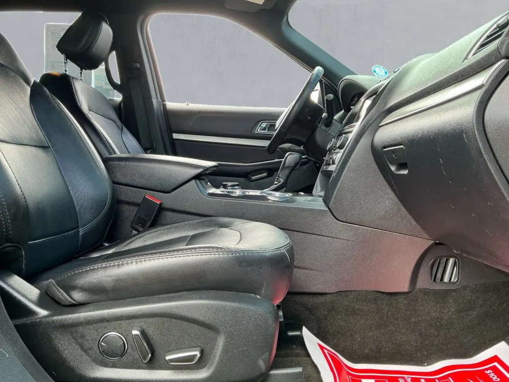 Ford Explorer photo 22