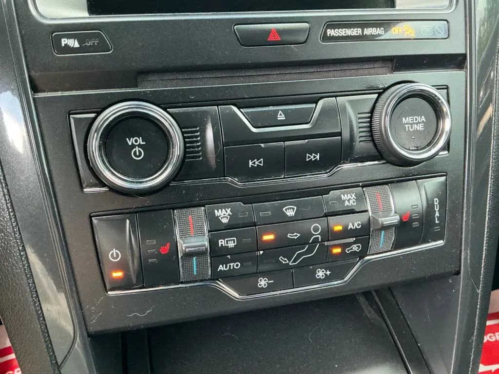 Ford Explorer photo 33