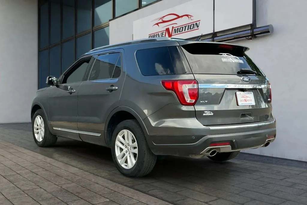 Ford Explorer photo 6