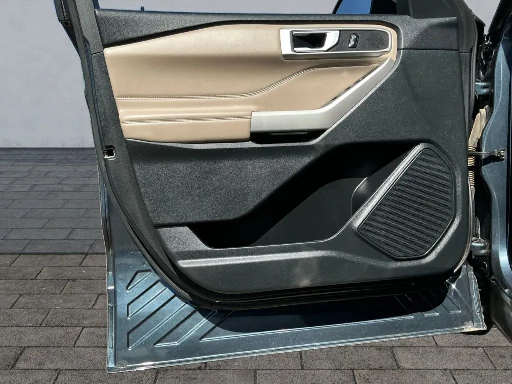 Ford Explorer photo 9