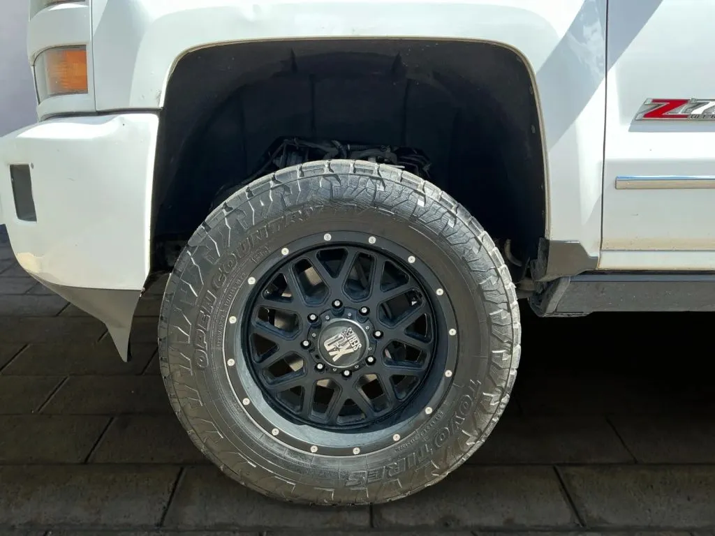 Chevrolet Silverado photo 24