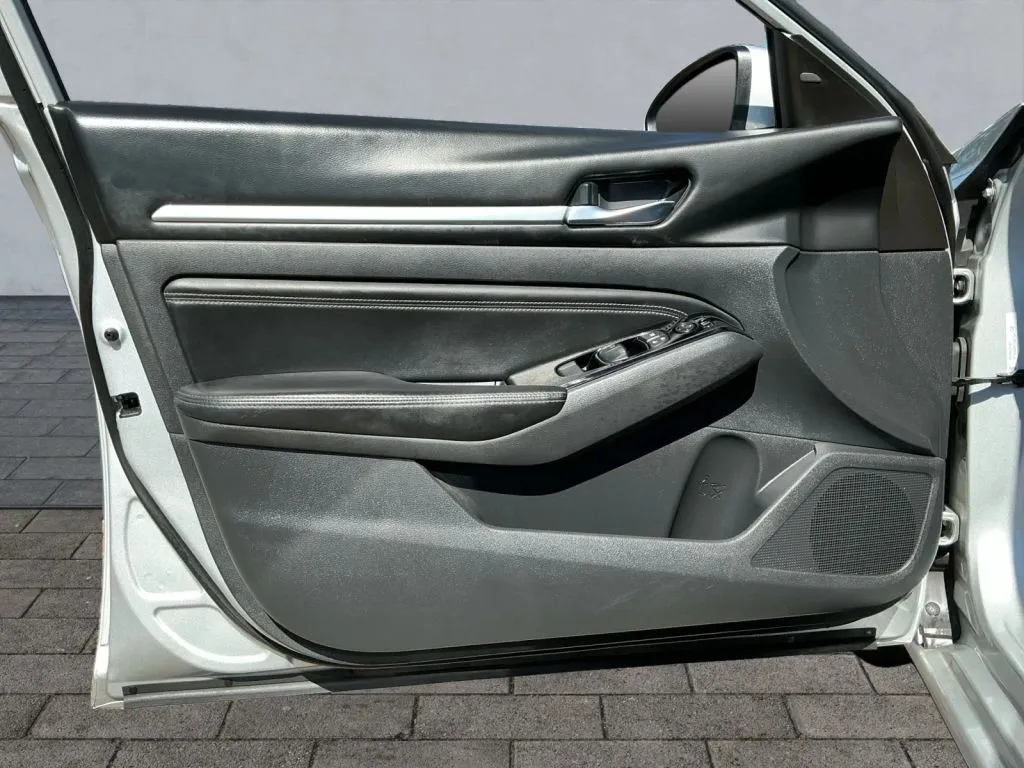 Nissan Altima photo 9