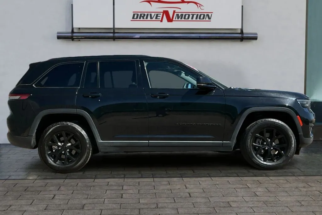 Another view of 2024 Jeep Grand Cherokee Altitude Sport Utility 4D for sale in Greeley, CO at Drive N-Motion Greeley