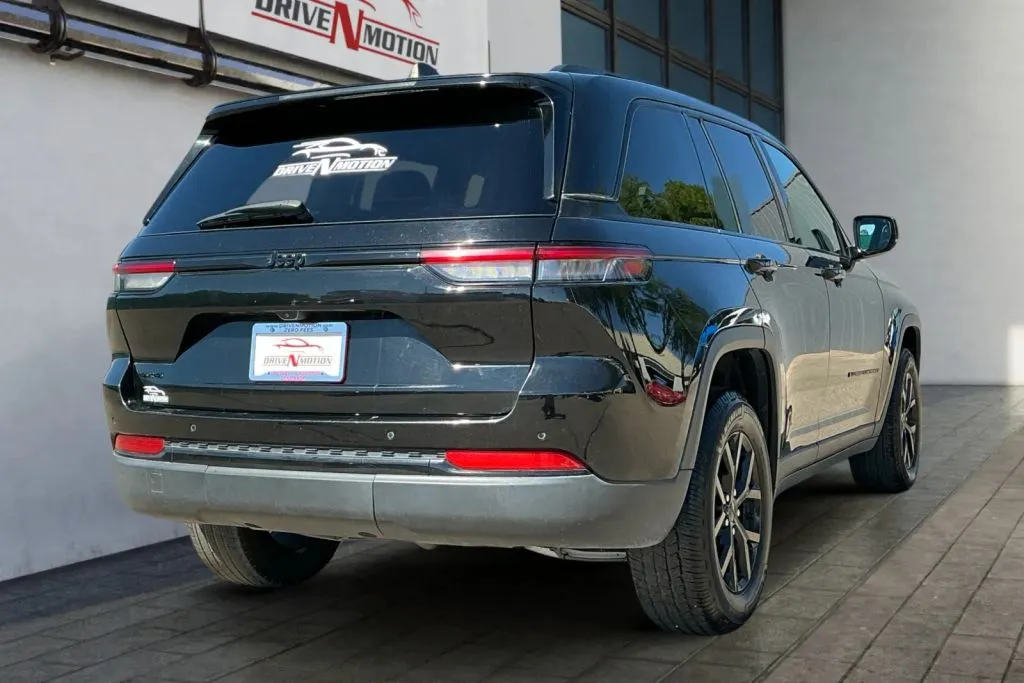 More photos of 2024 Jeep Grand Cherokee Altitude Sport Utility 4D at Drive N-Motion Greeley, CO