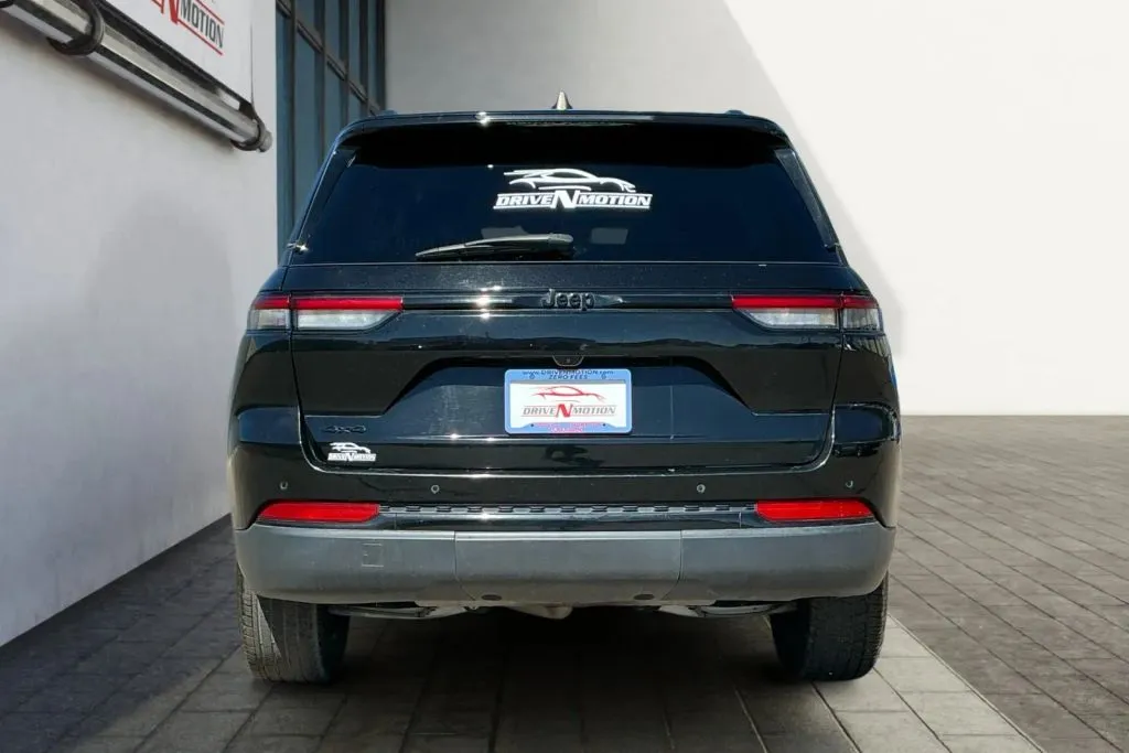 More photos of 2024 Jeep Grand Cherokee Altitude Sport Utility 4D at Drive N-Motion Greeley, CO
