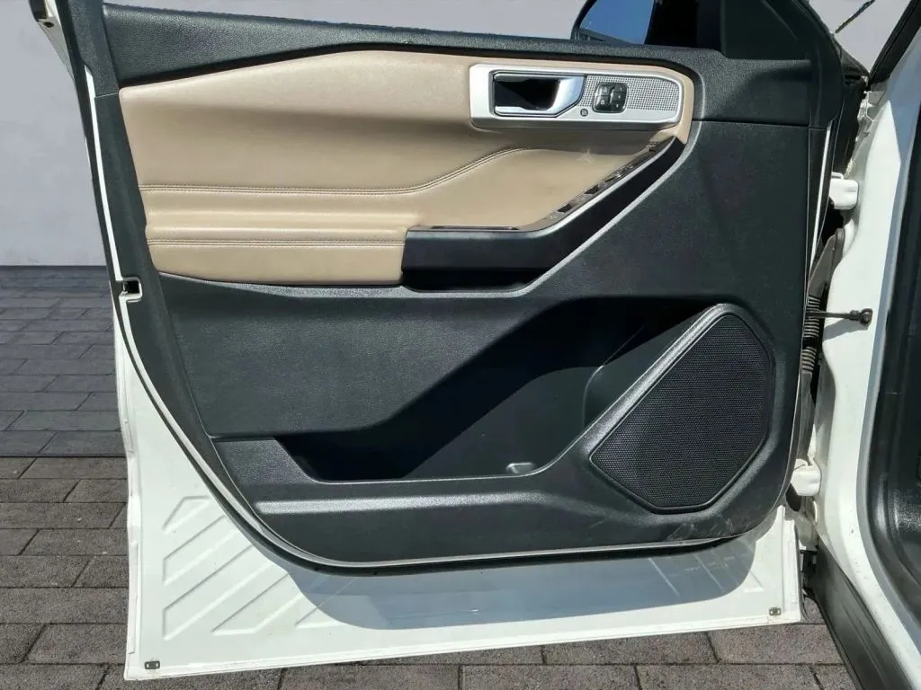 Ford Explorer photo 10