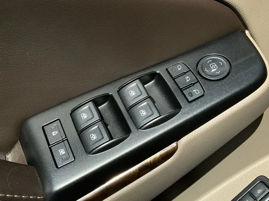 Chevrolet Suburban photo 11