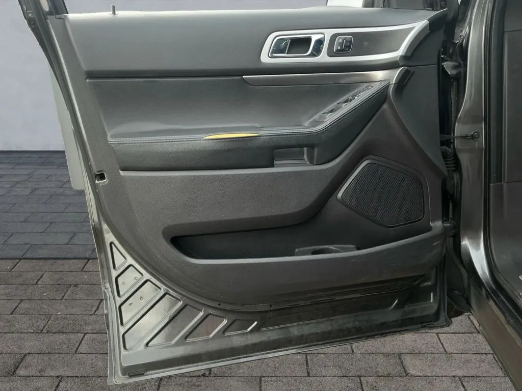 Ford Explorer photo 10