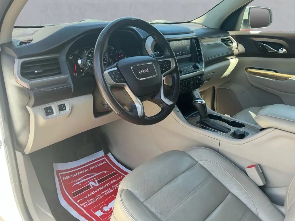 GMC Acadia photo 13