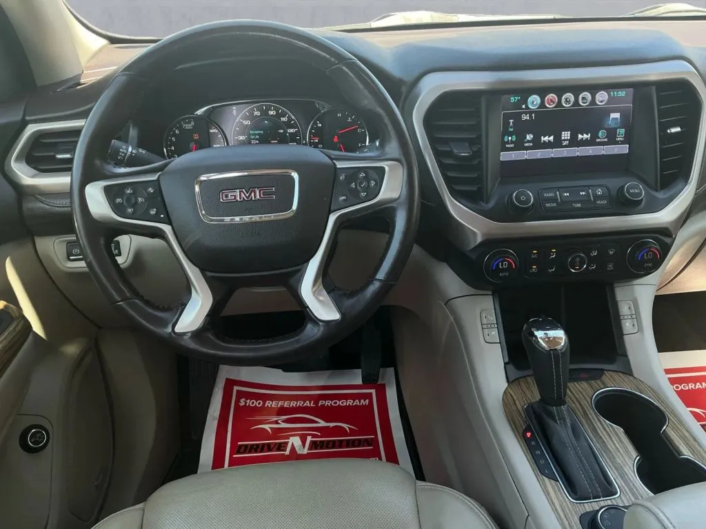 GMC Acadia photo 16
