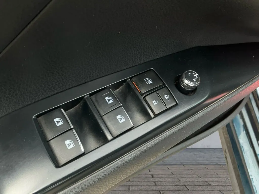 Toyota Camry photo 11