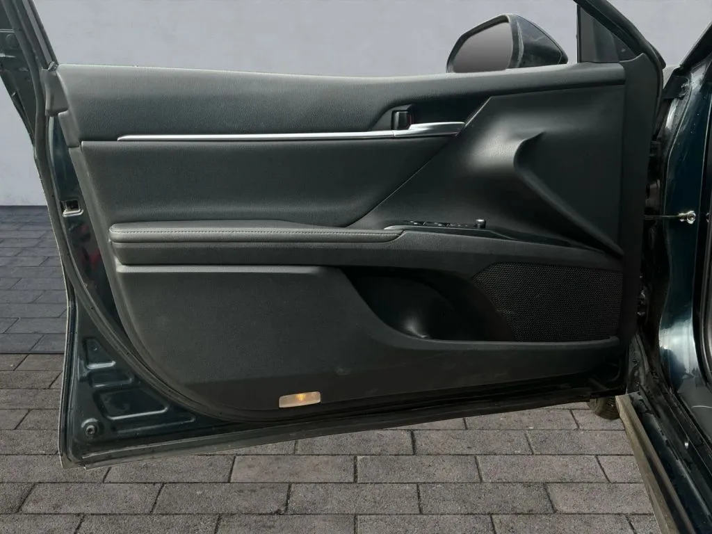 Toyota Camry photo 10