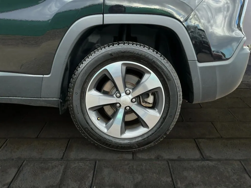 Jeep Cherokee photo 17
