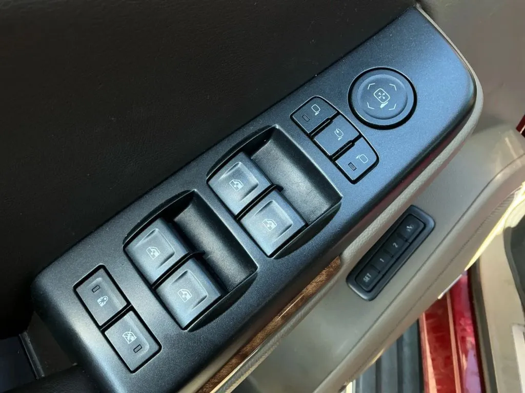 Chevrolet Suburban photo 11