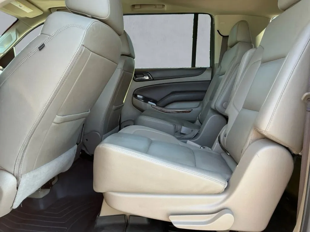 Chevrolet Suburban photo 14