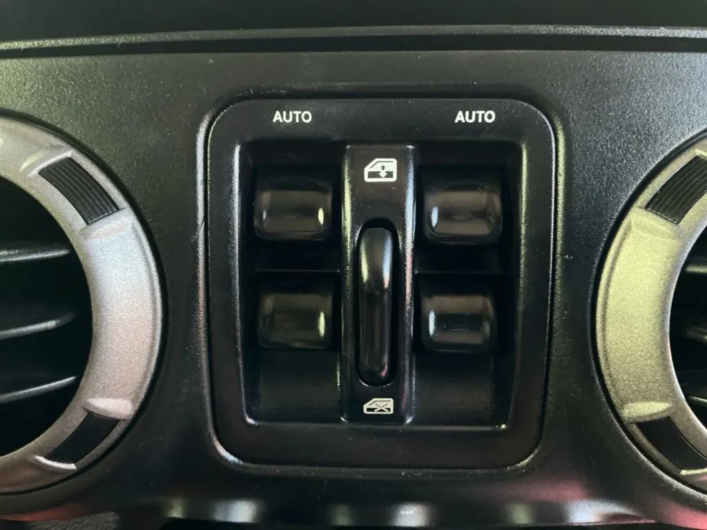 Jeep Wrangler photo 31