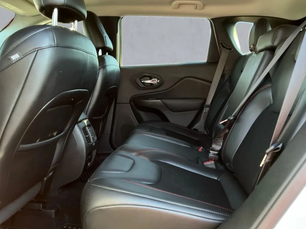 Jeep Cherokee photo 14
