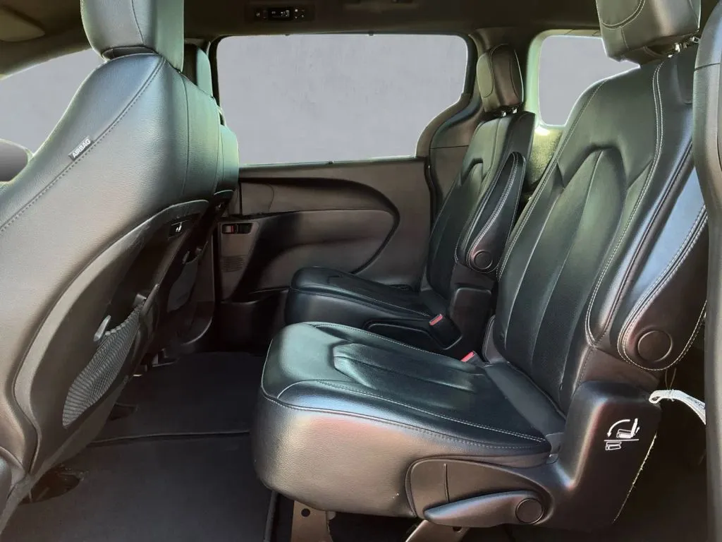 Chrysler Pacifica photo 14