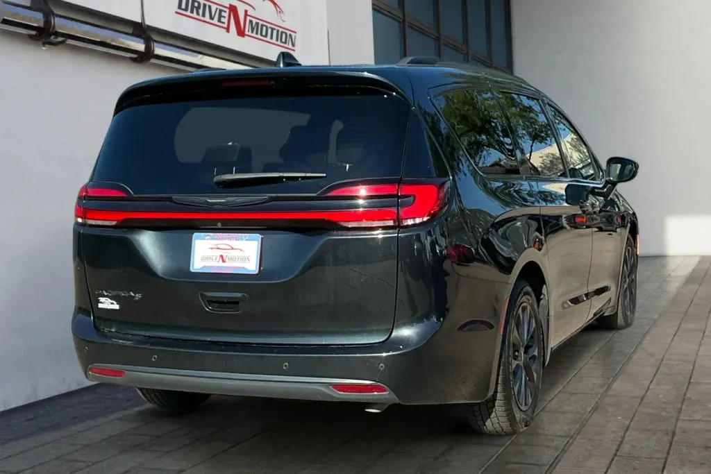 More photos of 2021 Chrysler Pacifica Touring L Minivan 4D at Drive N-Motion Greeley, CO
