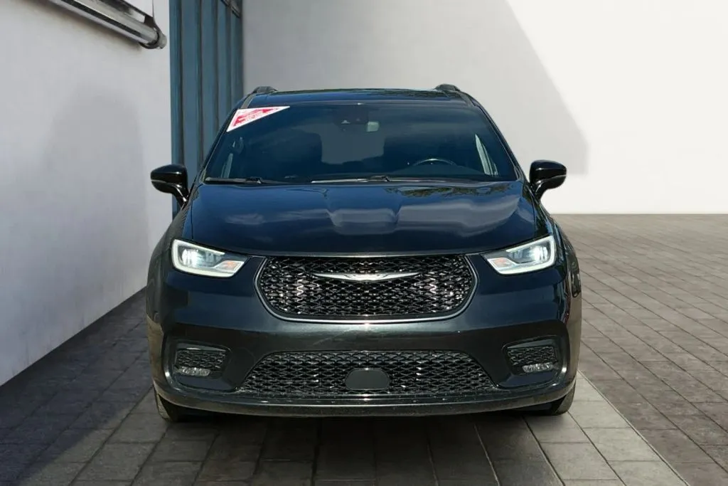 Chrysler Pacifica photo 8