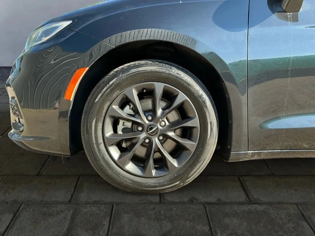 Chrysler Pacifica photo 25