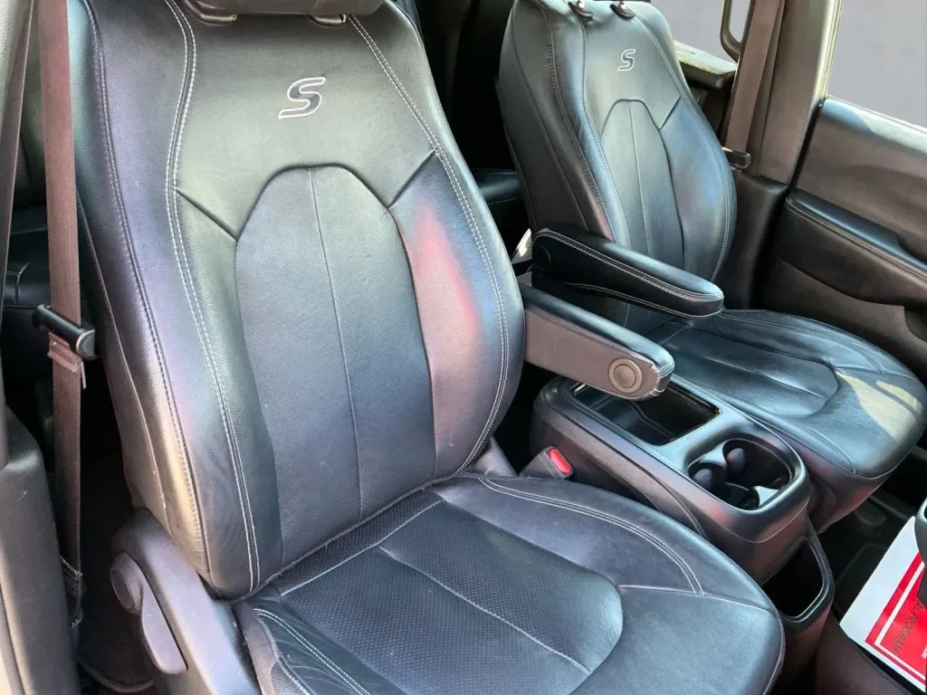 Chrysler Pacifica photo 23