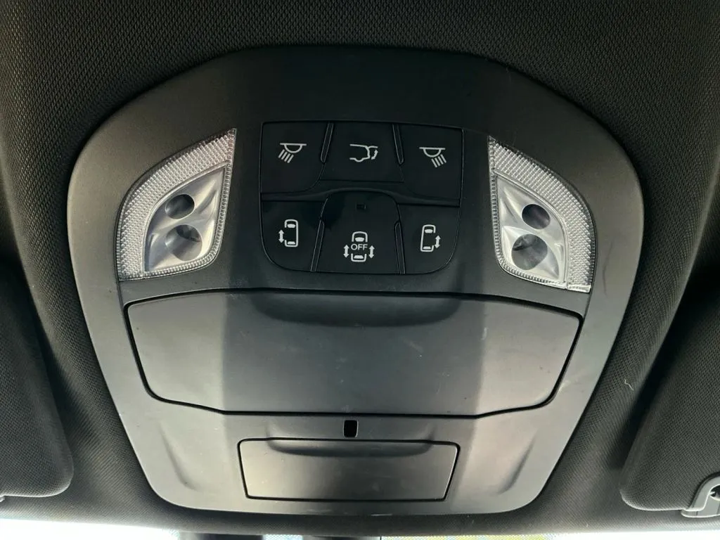 Chrysler Pacifica photo 35
