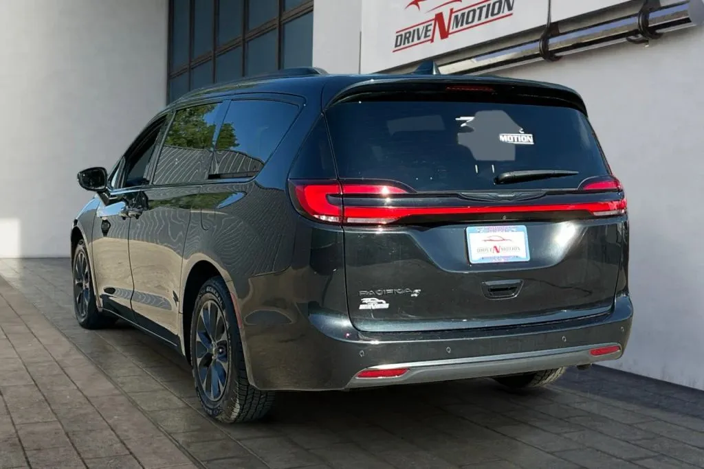 Chrysler Pacifica photo 6