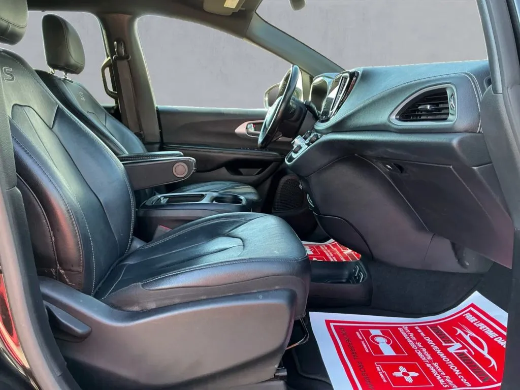 Chrysler Pacifica photo 22