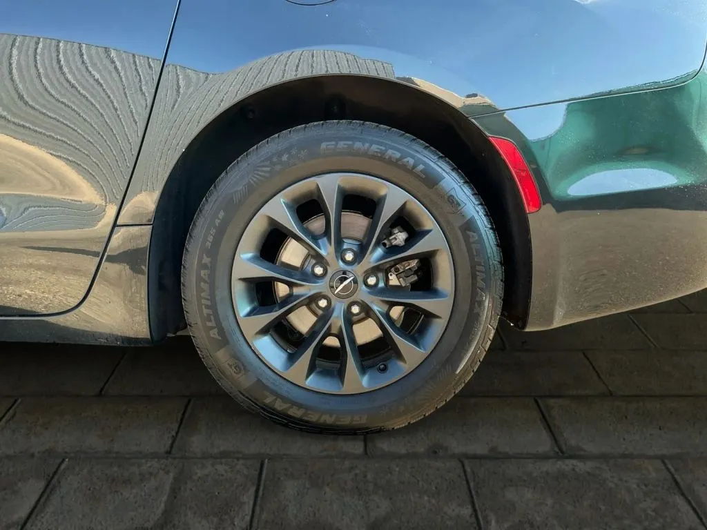 Chrysler Pacifica photo 18