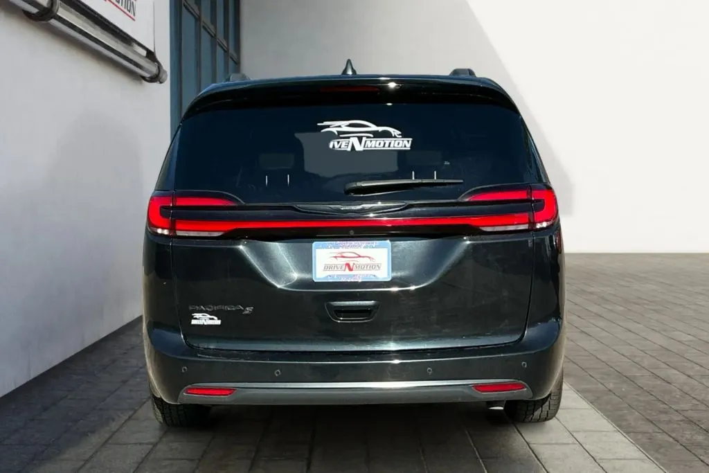 More photos of 2021 Chrysler Pacifica Touring L Minivan 4D at Drive N-Motion Greeley, CO