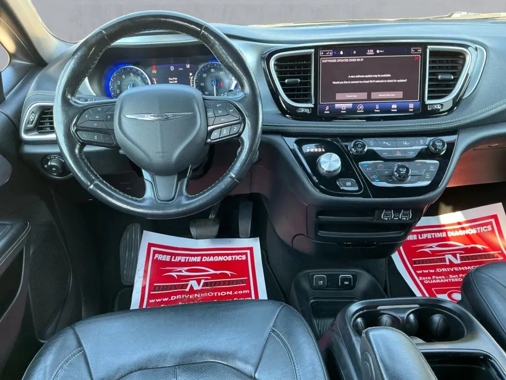 Chrysler Pacifica photo 16