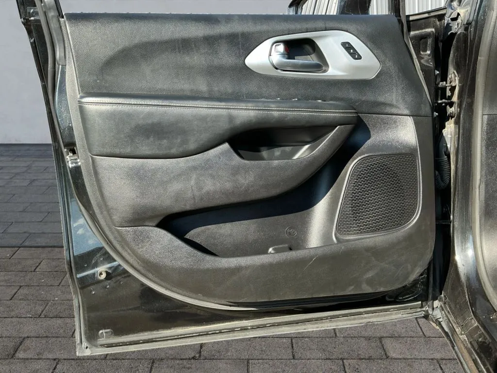 Chrysler Pacifica photo 10