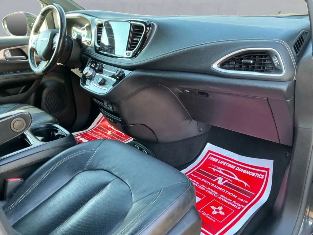 Chrysler Pacifica photo 21
