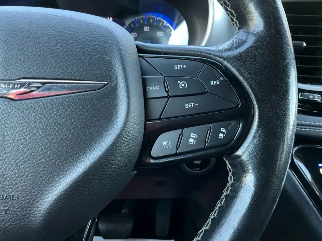 Chrysler Pacifica photo 28