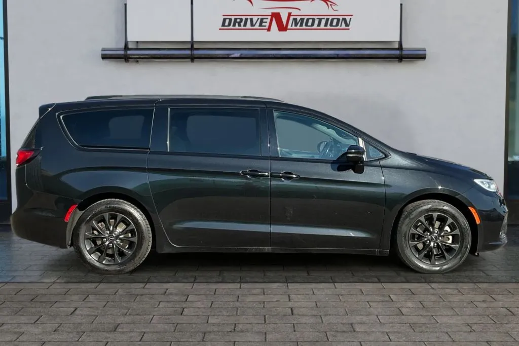 Another view of 2021 Chrysler Pacifica Touring L Minivan 4D for sale in Greeley, CO at Drive N-Motion Greeley