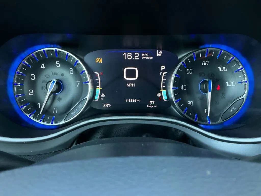 Chrysler Pacifica photo 26