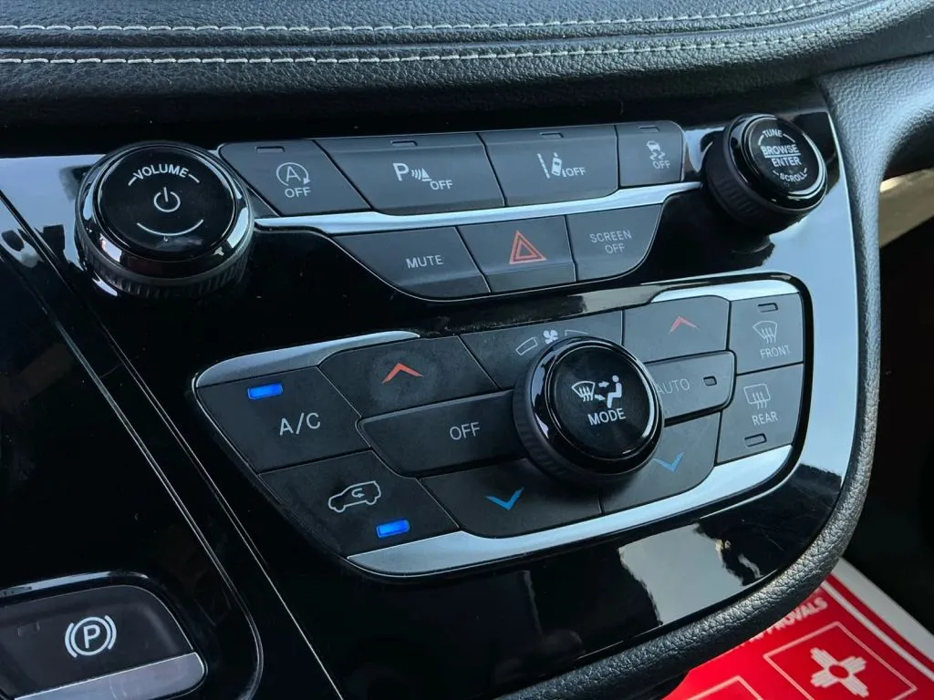 Chrysler Pacifica photo 32