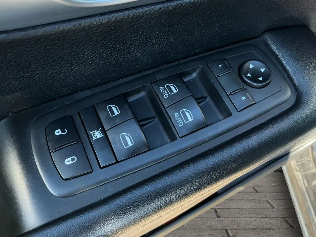 Chrysler Pacifica photo 11