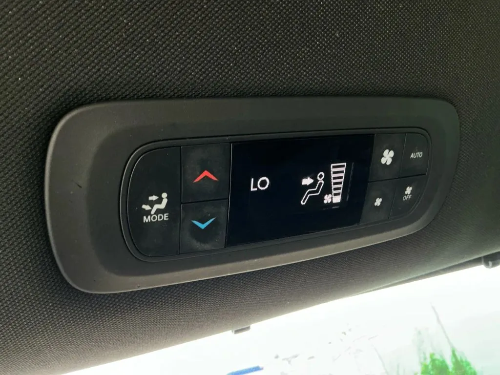 Chrysler Pacifica photo 36