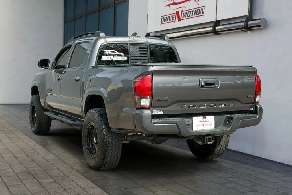 Toyota Tacoma photo 6