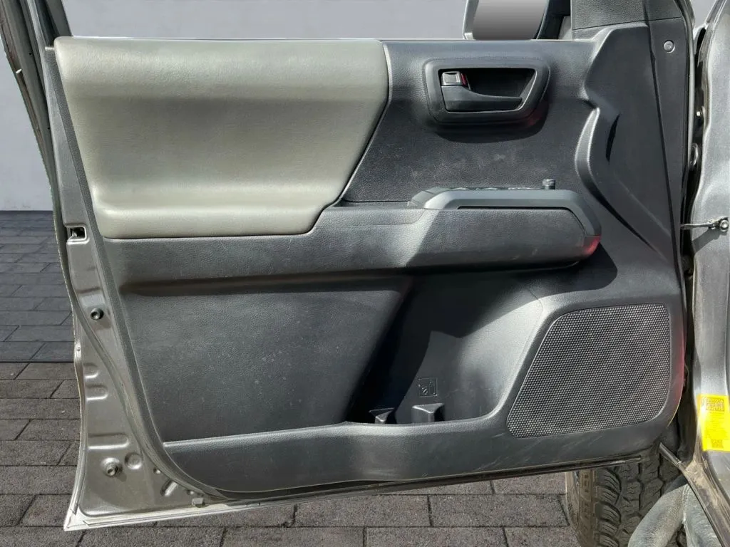 Toyota Tacoma photo 10