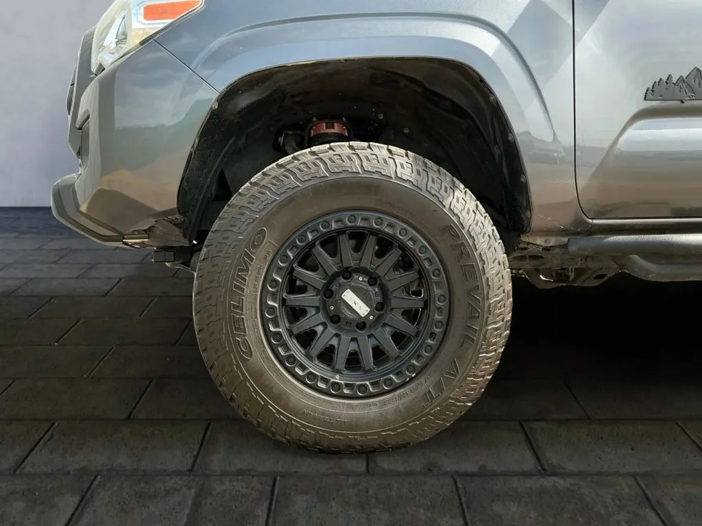 Toyota Tacoma photo 23
