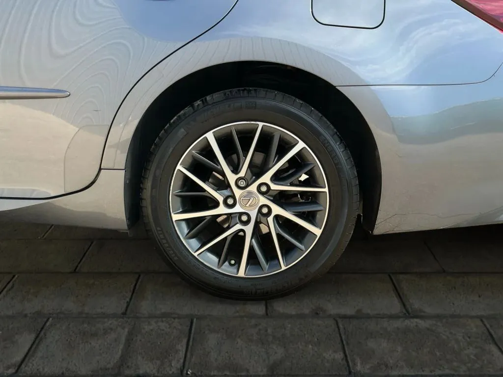 Lexus ES photo 17