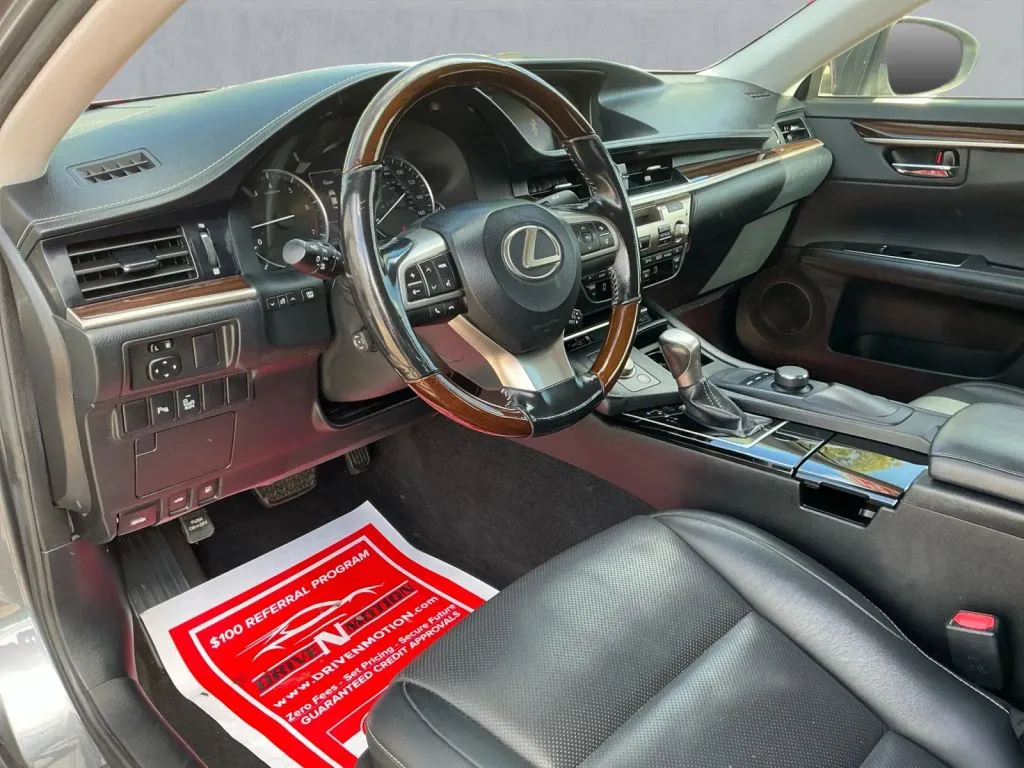 Lexus ES photo 13