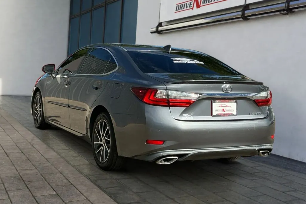 Lexus ES photo 6
