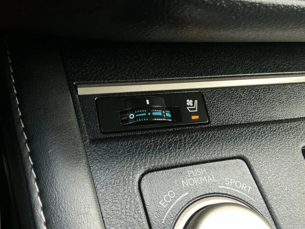 Lexus ES photo 31